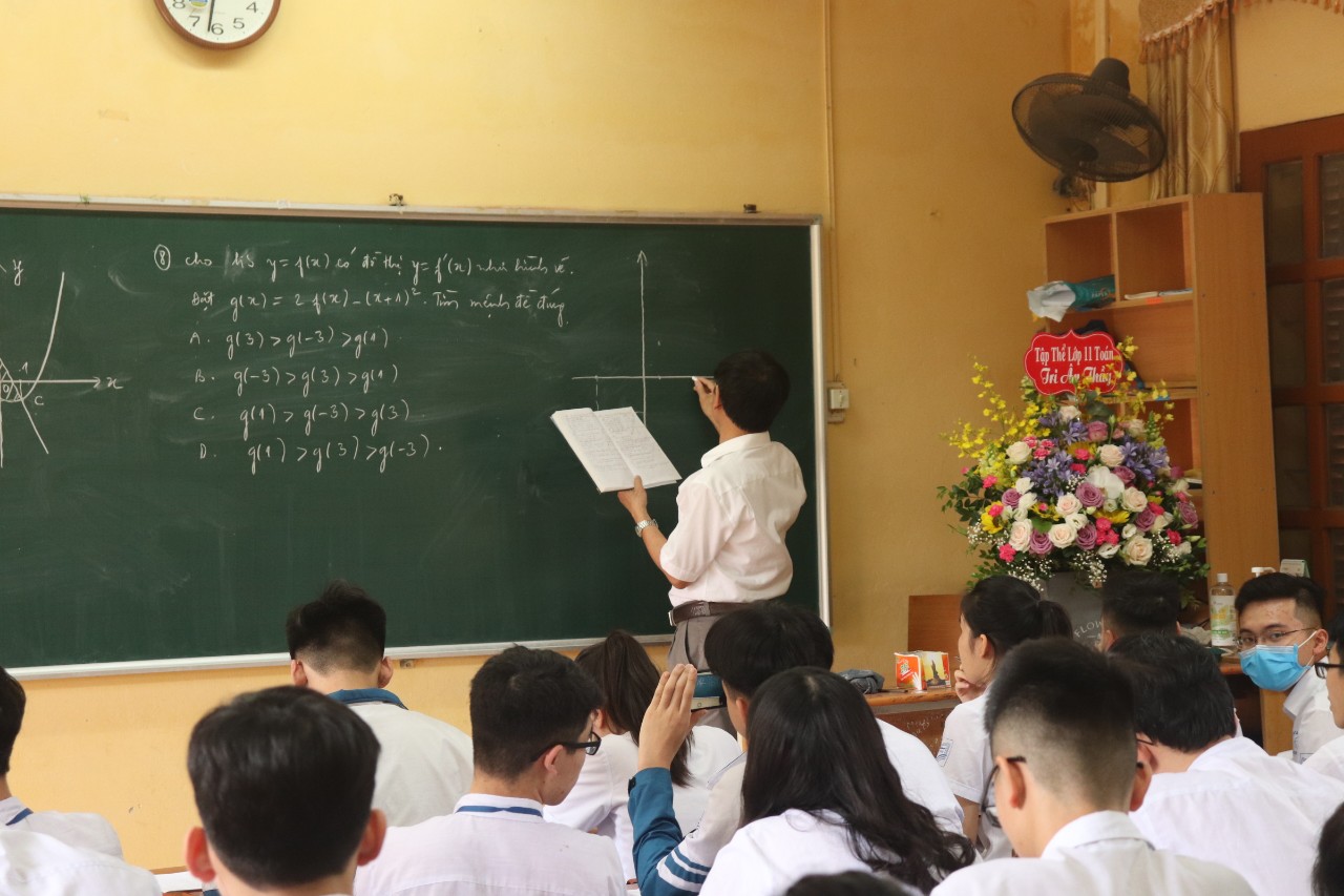 Thầy Tô Xuân Hải trong giờ dạy cuối cùng tại lớp 11 chuyên Toán khóa 2018-2021